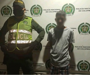 Policía Joven capturado por las autoridades.