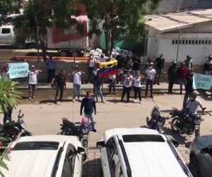 Amigos y familiares realizaron una protesta en la mañana de este viernes. 