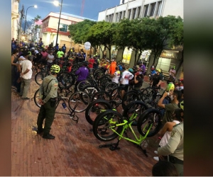 Twitter - Érika Alvarado Protestas de ciclistas frente a la Alcaldía.