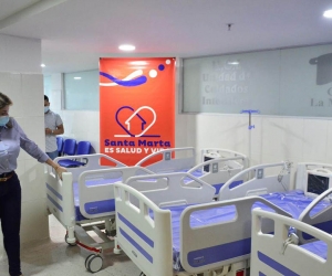 Archivo Virna Johnson supervisando la entrega de camas UCI en Santa Marta.