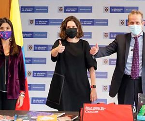La entrega se dio gracias al apoyo de Fundalectura, la Fundación Empresarios por la Educación y el aporte binacional entre Colombia y Canadá.