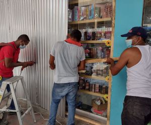 Comerciantes cubren las ventanas para evitar desmanes. 