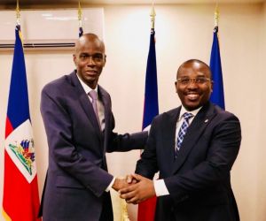 Jovenel Moise (izq) al lado del primer ministro, Claude Joseph, ahora salpicado por este magnicidio.