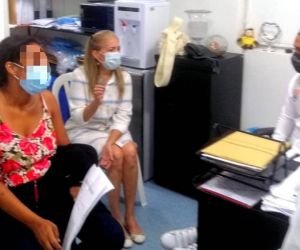 Madre del menor recibiendo orientación.