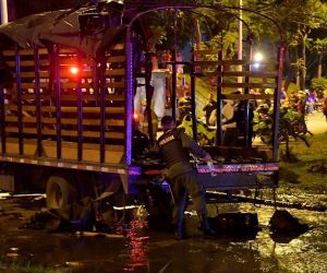 Así quedó el camión después de la explosión. 