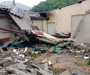 El vehículo colisionó contra la zona de baños y la sala de informática.