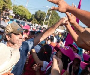 El precandidato presidencial Alex Char saludando a la gente del Magdalena.