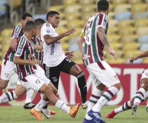 Gabriel Fuentes rematando al arco de Fluminense.