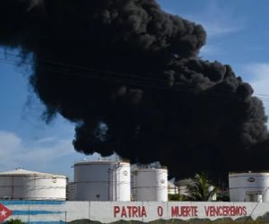 La gran nube de humo producto del incendio 