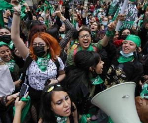 Conglomerado celebrando la decisión del Gobierno de Petro