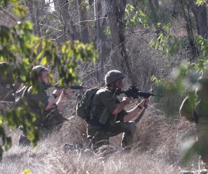Soldados israelíes patrullan a lo largo de la frontera con Gaza.