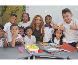 Shakira con los estudiantes beneficiados en el colegio Nuevo Bosque.