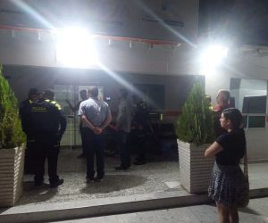 Hasta entrada la madrugada, el secretario de Gobierno intentó que le permitieran el ingreso a la ESE