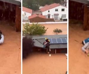 mujer siendo rescatada con su mascota.