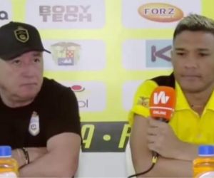 Teófilo Gutiérrez en la rueda de prensa junto al técnico Alberto Suárez.