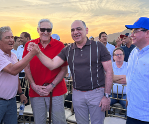 Alcalde Carlos Pinedo y directivos del Unión Magdalena en la entrega del Sierra Nevada