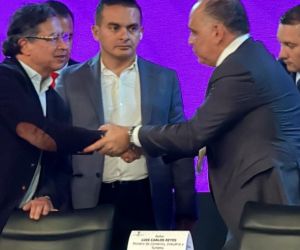 Presidente Petro y el alcalde Carlos Pinedo.