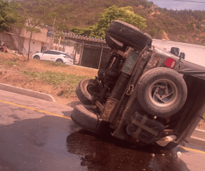 Conductor resulta herido tras aparatoso accidente cerca de Las Acacias