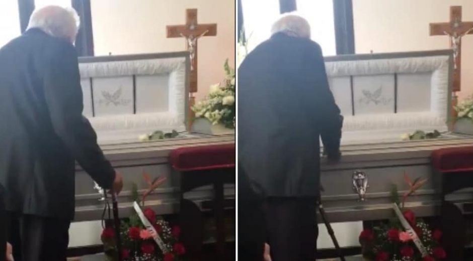 Abuelo cantando a su esposa muerta.