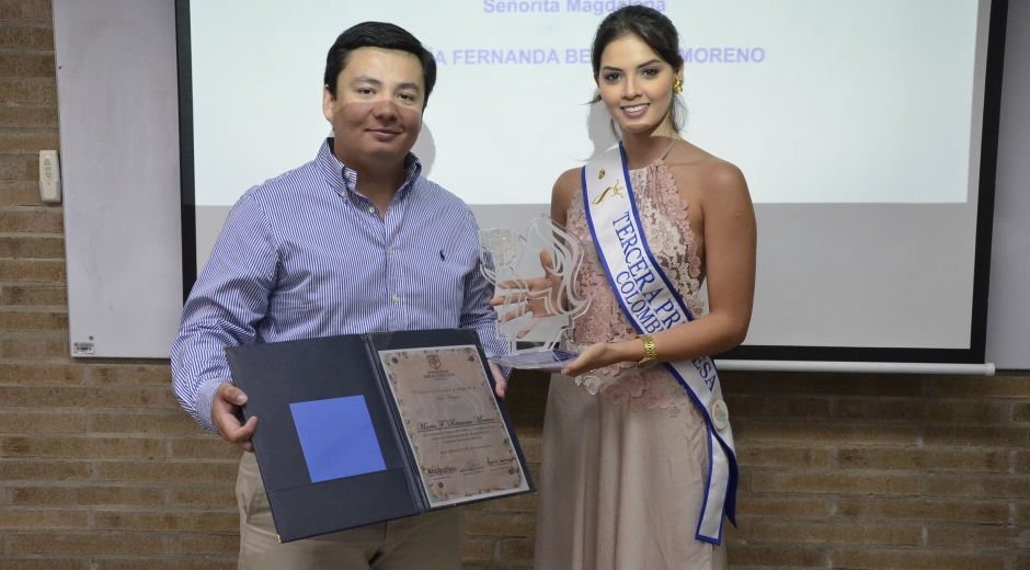 Cortesía María Fernanda Betancur recibiendo el reconocimiento de manos del subsecretario general de la Universidad Sergio Arboleda, Juan Pablo Santrich.