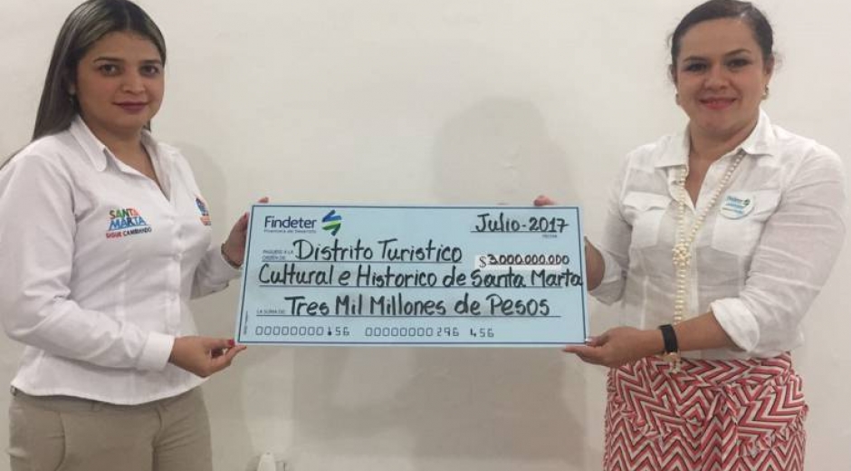 Findeter, hizo entrega de un cheque simbólico por $3 mil millones a la Secretaria de Hacienda de Santa Marta, Kelly Johana González. 