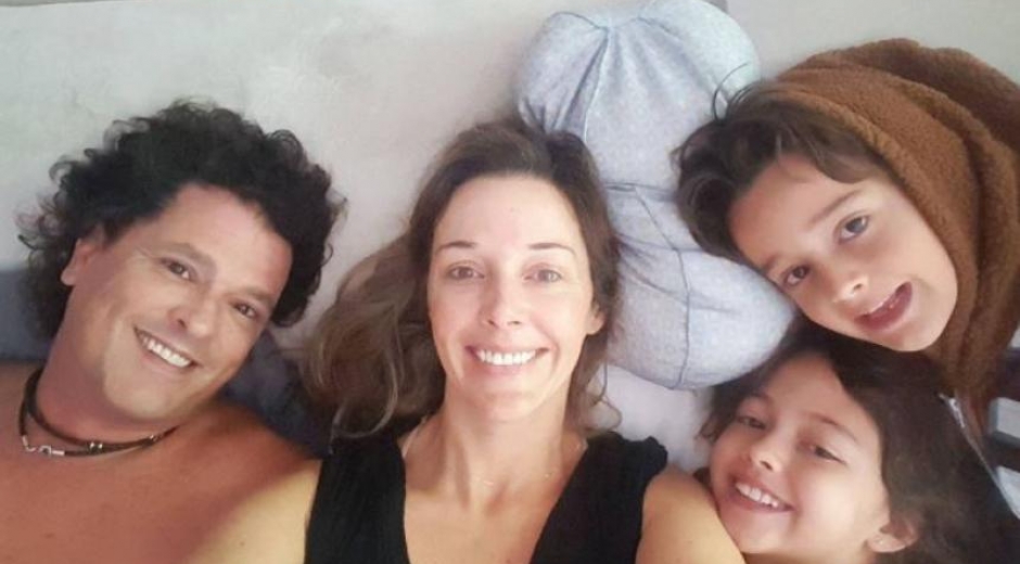Carlos Vives y Claudia Elena Vásquez junto a dos hijos. 