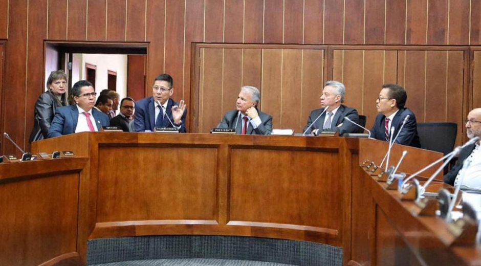 Congresistas de la Comisión III del Senado.