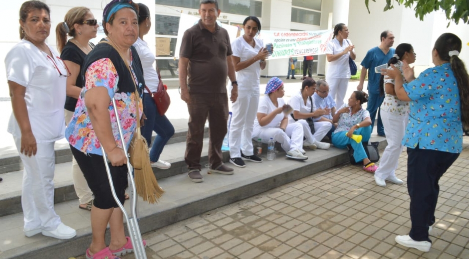 Los empleados hicieron un plantón, y algunos pacientes llegaron a atenderse. 