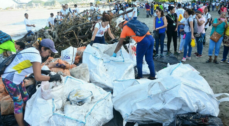 Jornada de limpieza marina y del río Manzanares, realizada en el balneario de Los Cocos.