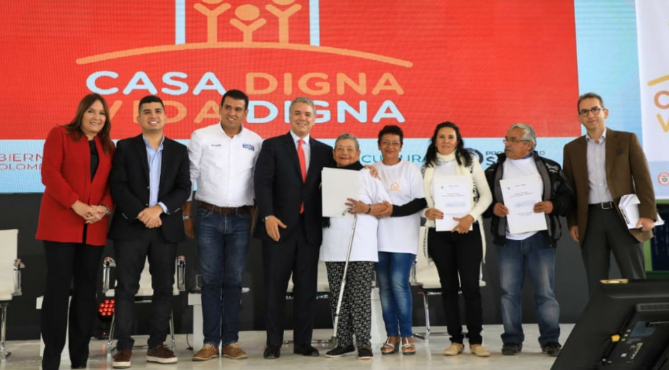 Presidente Iván Duque, junto con el ministro de Vivienda, Jonathan Malagón, el ministro de Agricultura, Andrés Valencia, y la Directora de Prosperidad Social, Susana Correa, en el lanzamiento de Casa Digna Vida Digna, en Soacha, Cundinamarca. 