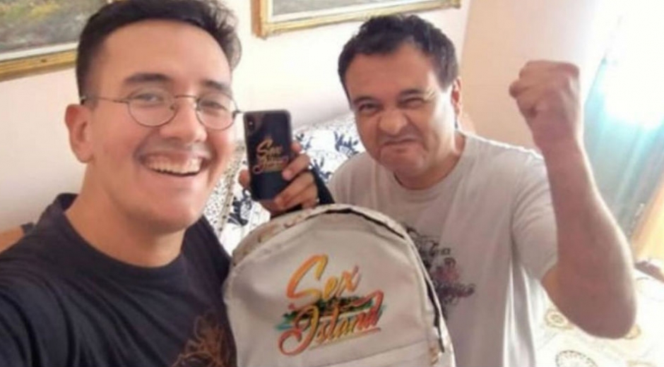 Daily Mirror Joven chileno junto a su padre, celebrando el premio.