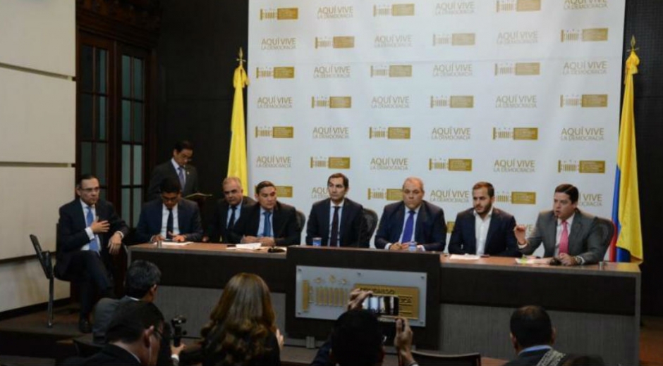 Rueda de prensa donde estaba Mauricio Gómez, junto a otros congresistas.