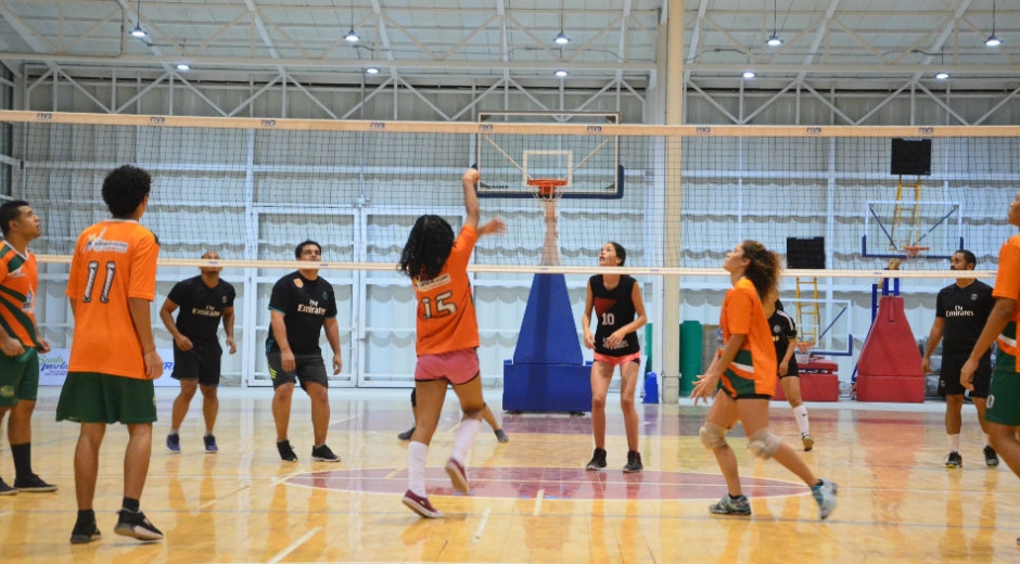 Voleibol en las Olimpiadas Interbarrios.