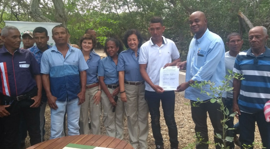 Firma de convenio entre MinAmbiente y pescadores.