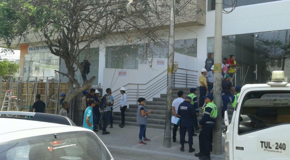 Presentaba irregularidades en las dimensiones de construcción que afectan el espacio público.