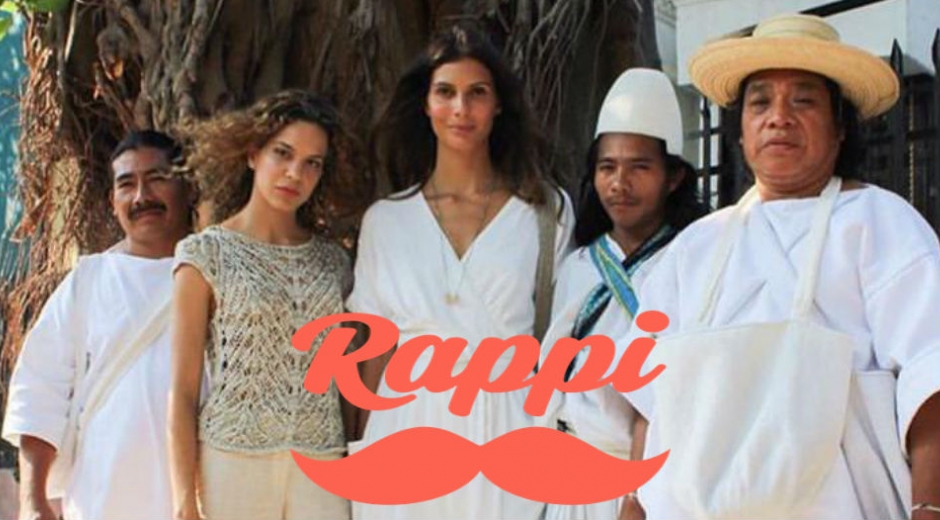 Toya Montoya junto a los indígenas de la sierra y Giselle Lacouture