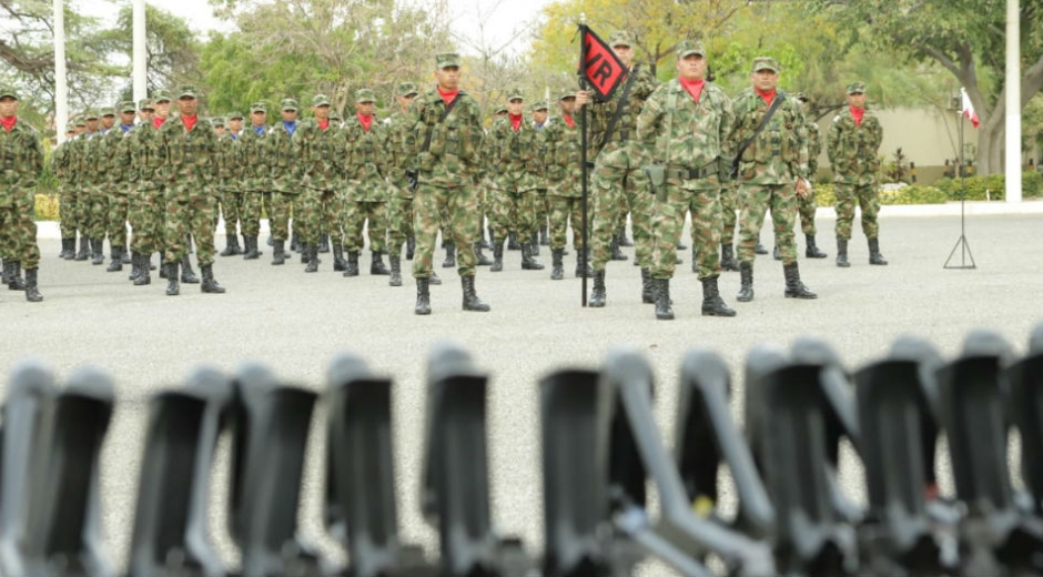 Entrega de armas a contingente de soldados.