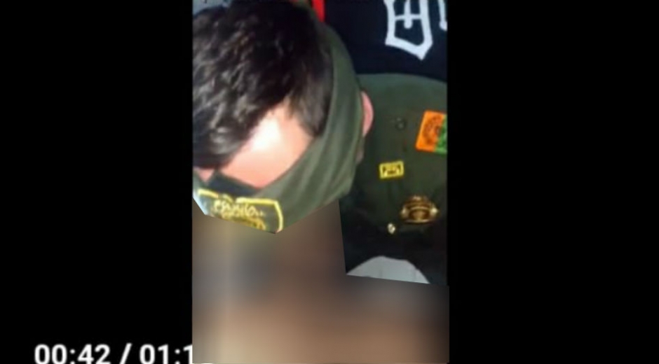 Captura de pantalla Captura del video en el que un hombre usa prendas de la Policía Nacional mientras tiene sexo oral.