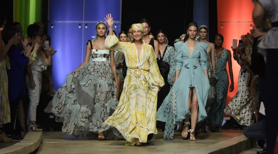 Silvia Tcherassi saluda al público asistente al Mobaq, tras la presentación de su nueva colección.