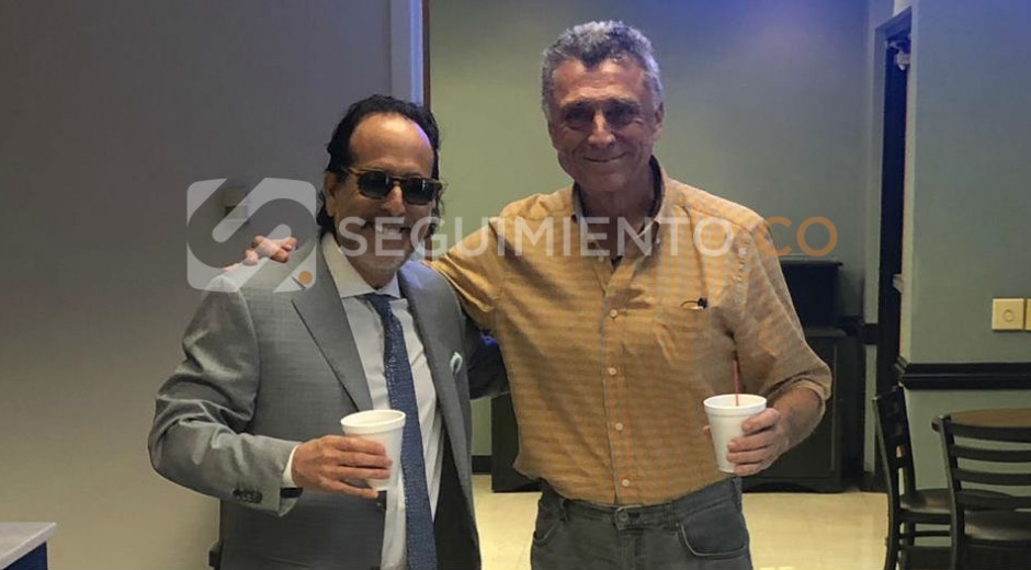 Suministrada Camilo Dávila (derecha) celebra junto a su abogado el haber recuperado la libertad.