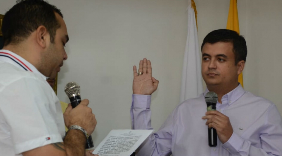 Óscar Mejía - Seguimiento.co El nuevo personero juramenta ante Carlos Robles, presidente del Concejo.