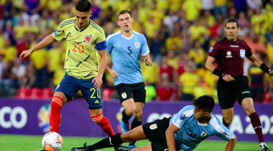 Selección Colombia Eduard Atuesta controlando el balón en una acción del partido.