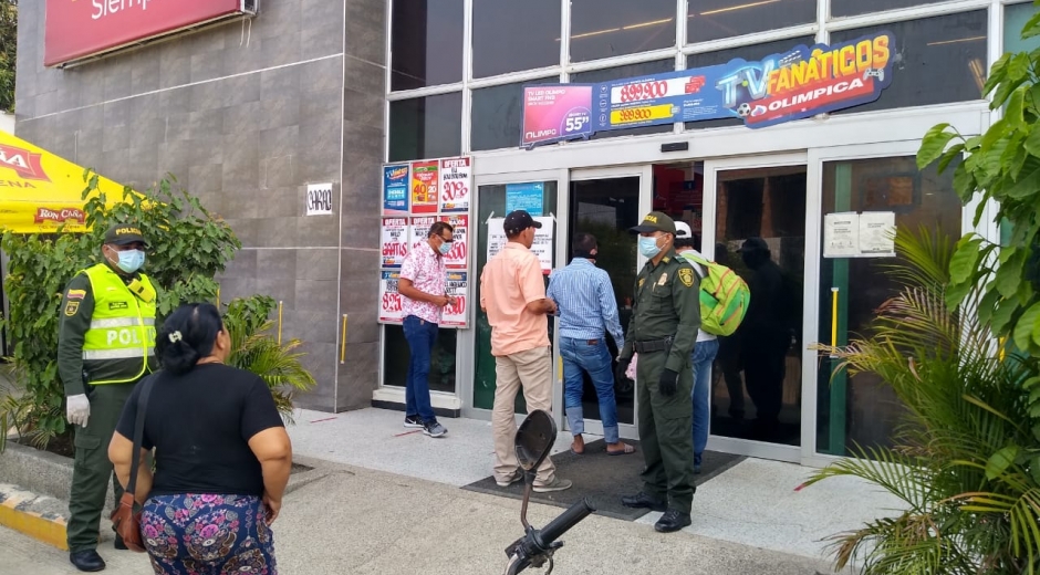 En los primeros 15 días de cuarentena la Policía del reporta 1.288 comparendos a personas y 377 motos inmovilizadas.