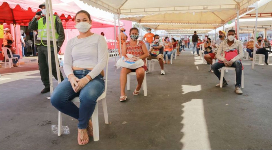 Alcaldía de Santa Marta Personas en Makro esperando para redimir el bono solidario.