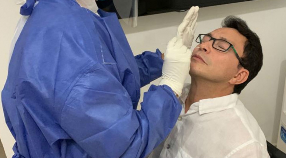 Gobernador realizandose la prueba. Cortesía.