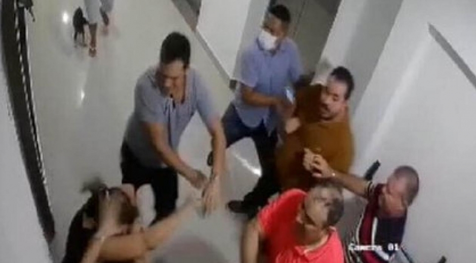 Momento de la agresión a la pediatra Dalila Peñaranda.