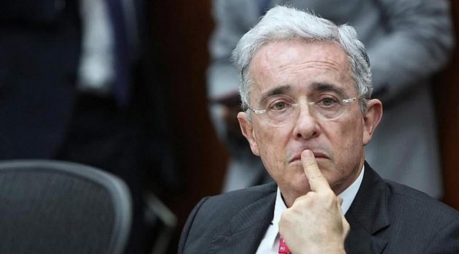 W Radio Álvaro Uribe Vélez.