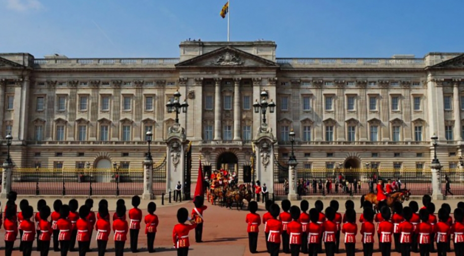 Internet Palacio de Buckingham, la nueva oficina del community manager que contraten.