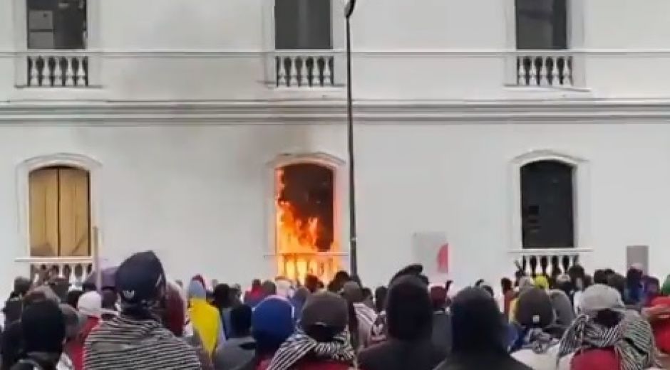 Momento en que prendían en llamas la Alcaldía de Popayán.