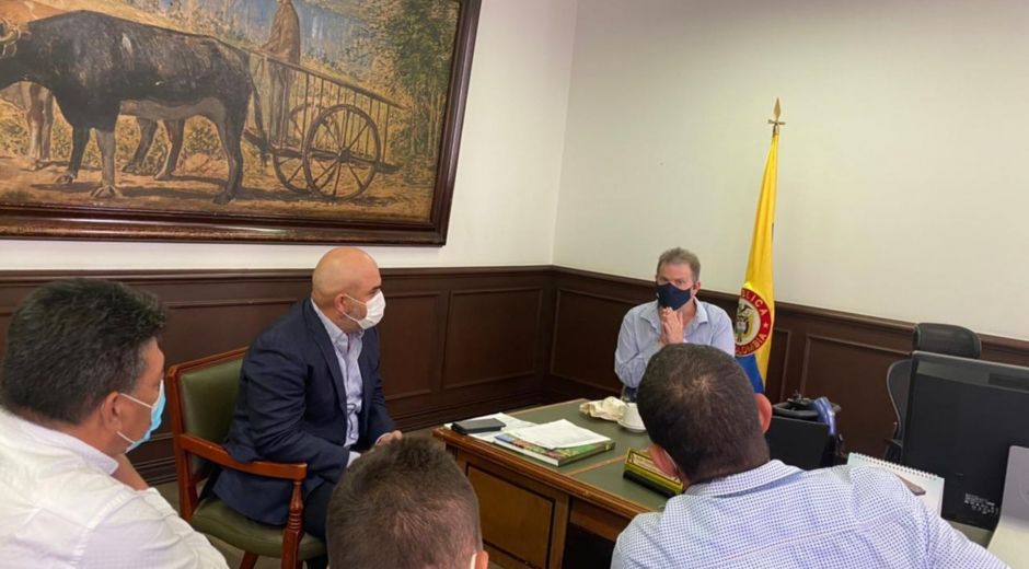 Reunión del alcalde de El Retén con el viceministro de Agricultura.